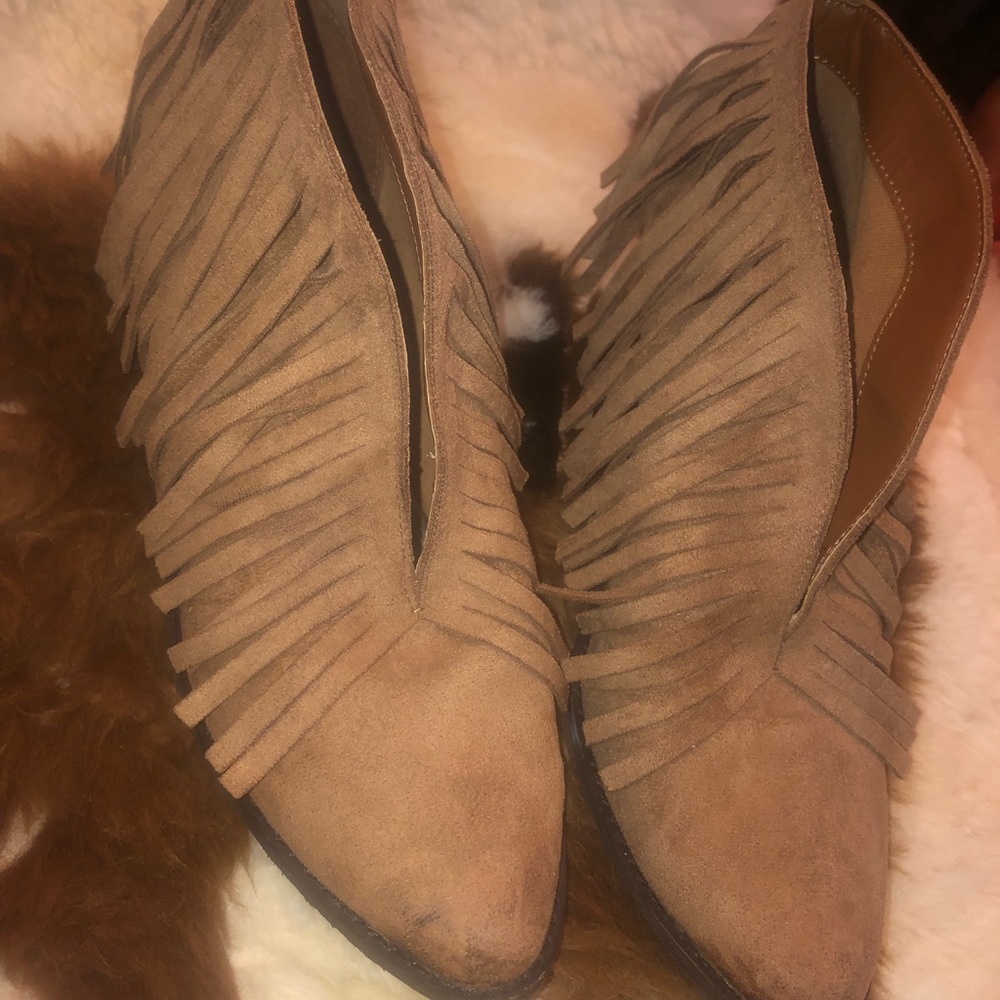 Women’s size 10 Coconuts by Matisse lambert suede booties.